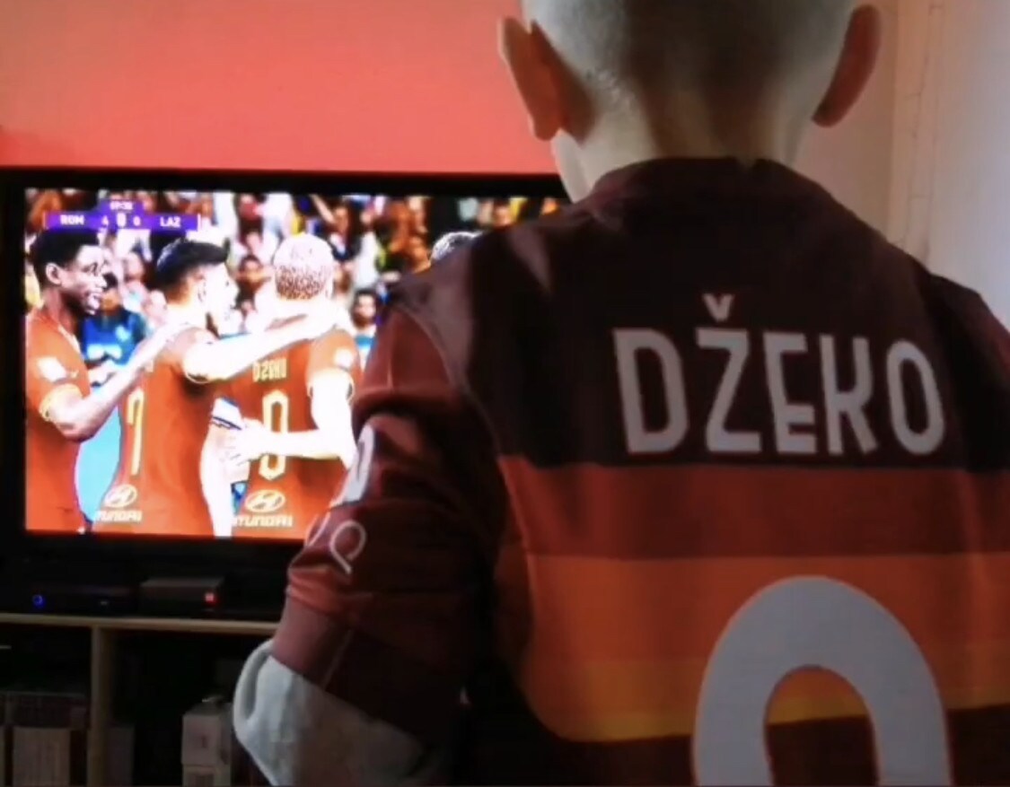Roma, Dzeko incontra il piccolo David: maglia in omaggio e tanti sorrisi