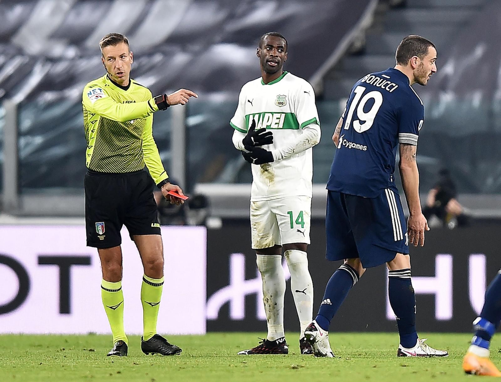 Sassuolo, le scuse di Obiang: “Non volevo lasciare la squadra in dieci“