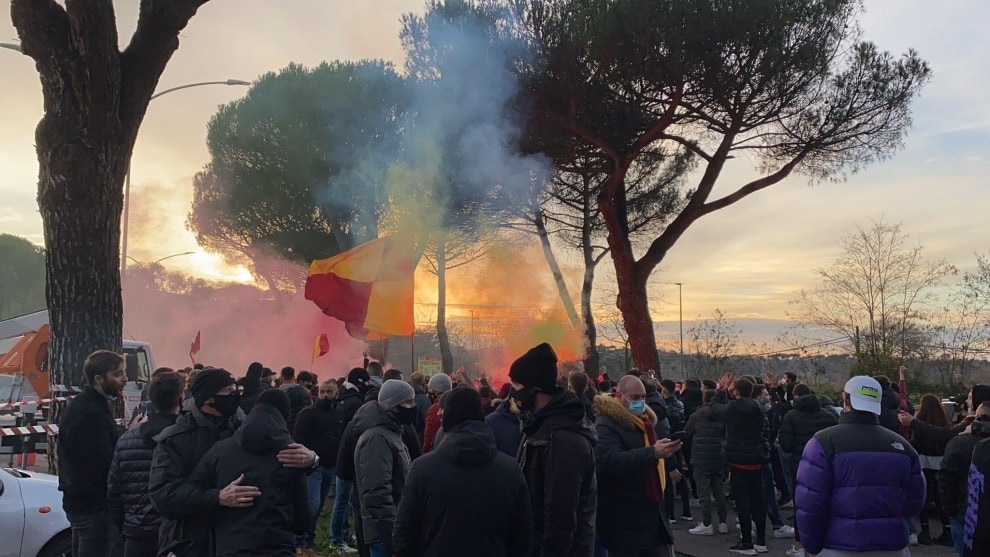 Roma, cori e fumogeni a Trigoria prima del derby