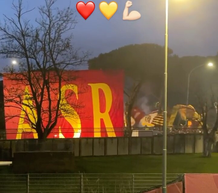 Roma, Dzeko filma la coreografia della Curva Sud fuori Trigoria