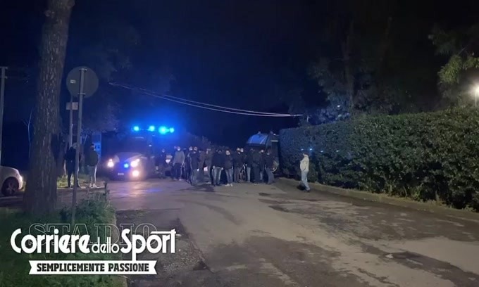 Fuochi d'artificio fuori Trigoria: i tifosi della Roma caricano la squadra prima del derby