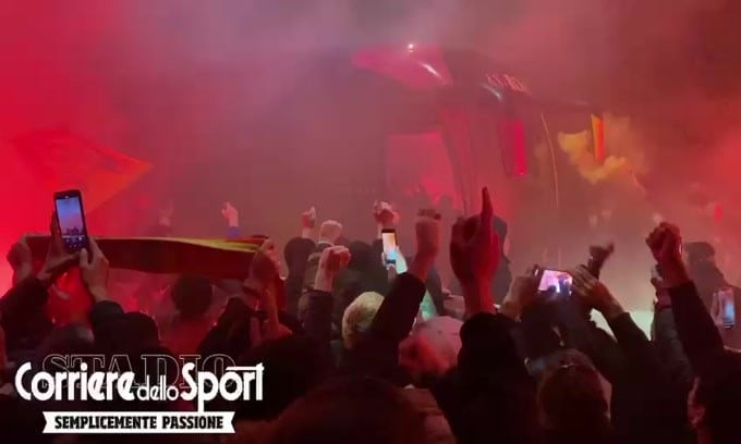 Il pullman della Roma esce da Trigoria accompagnato dai cori dei tifosi