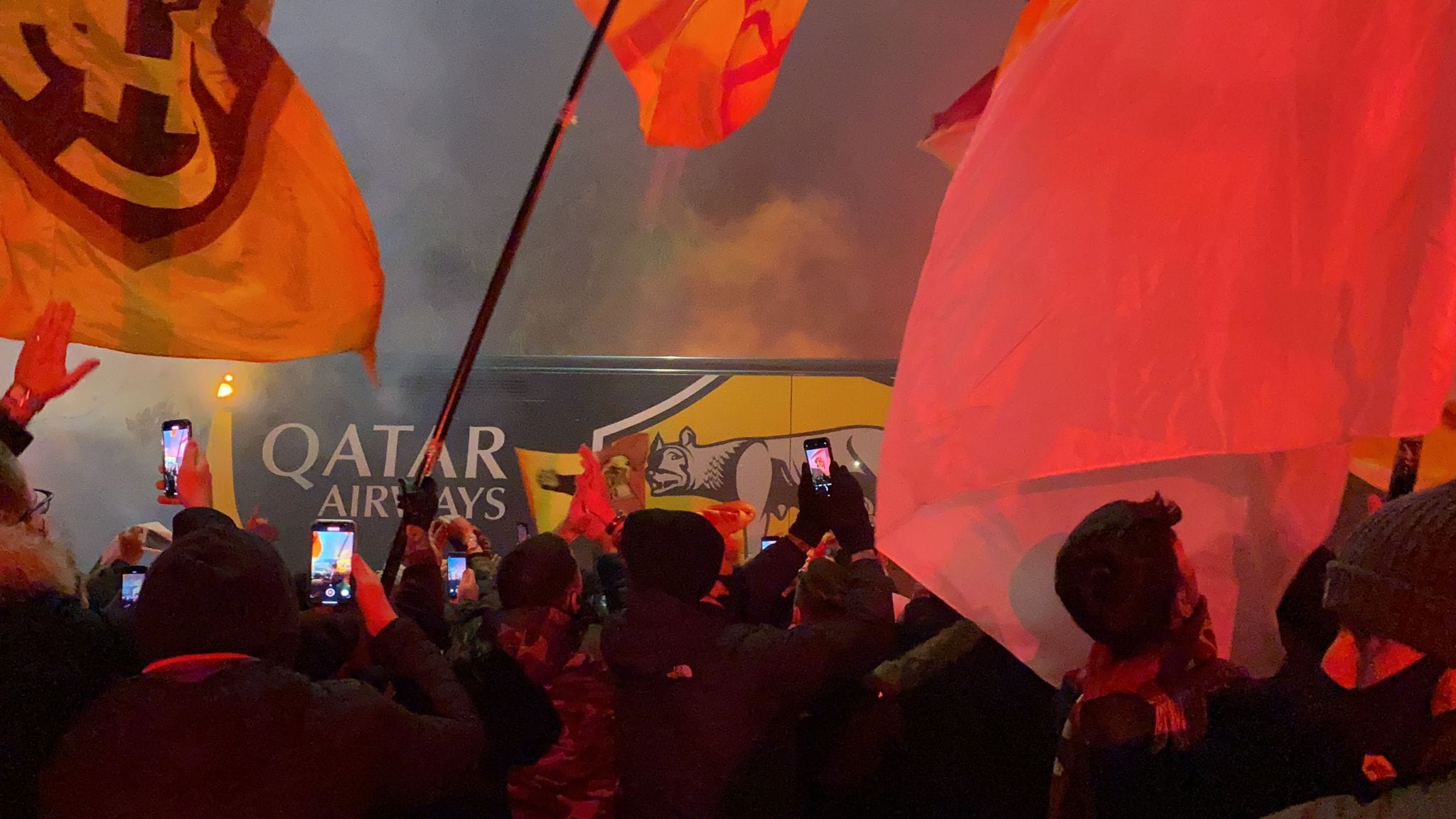 Il pullman della Roma parte da Trigoria accompagnato dai tifosi