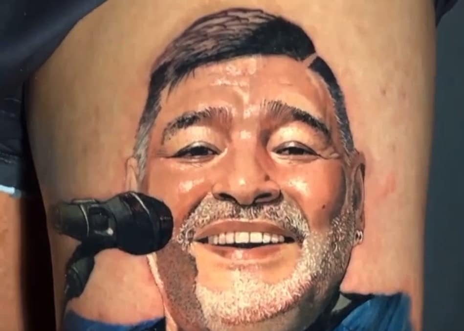 Il tatuaggio in onore di Maradona di Patricio Monti