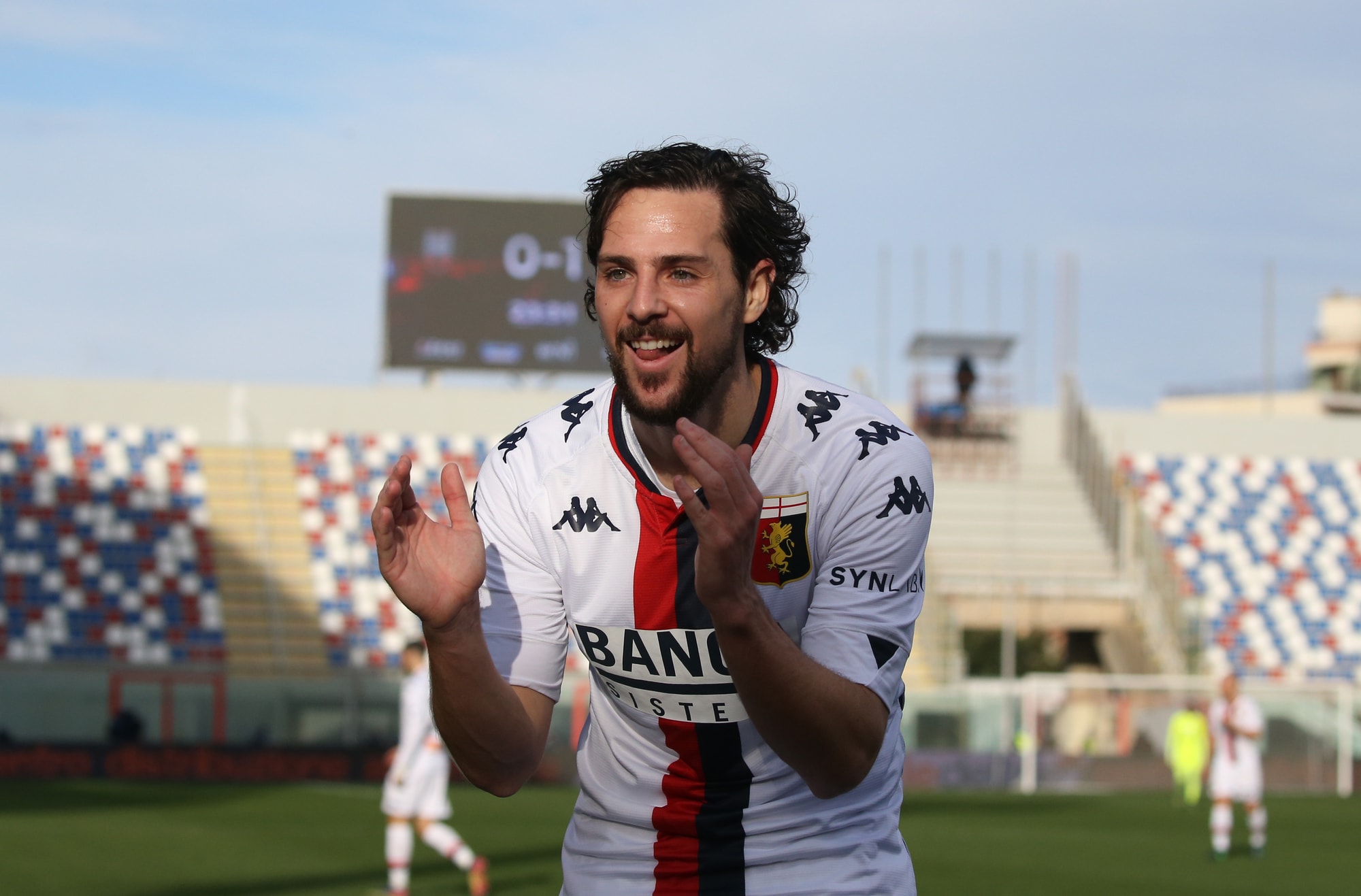 La doppietta di Destro fa volare il Genoa: Crotone ko 3-0