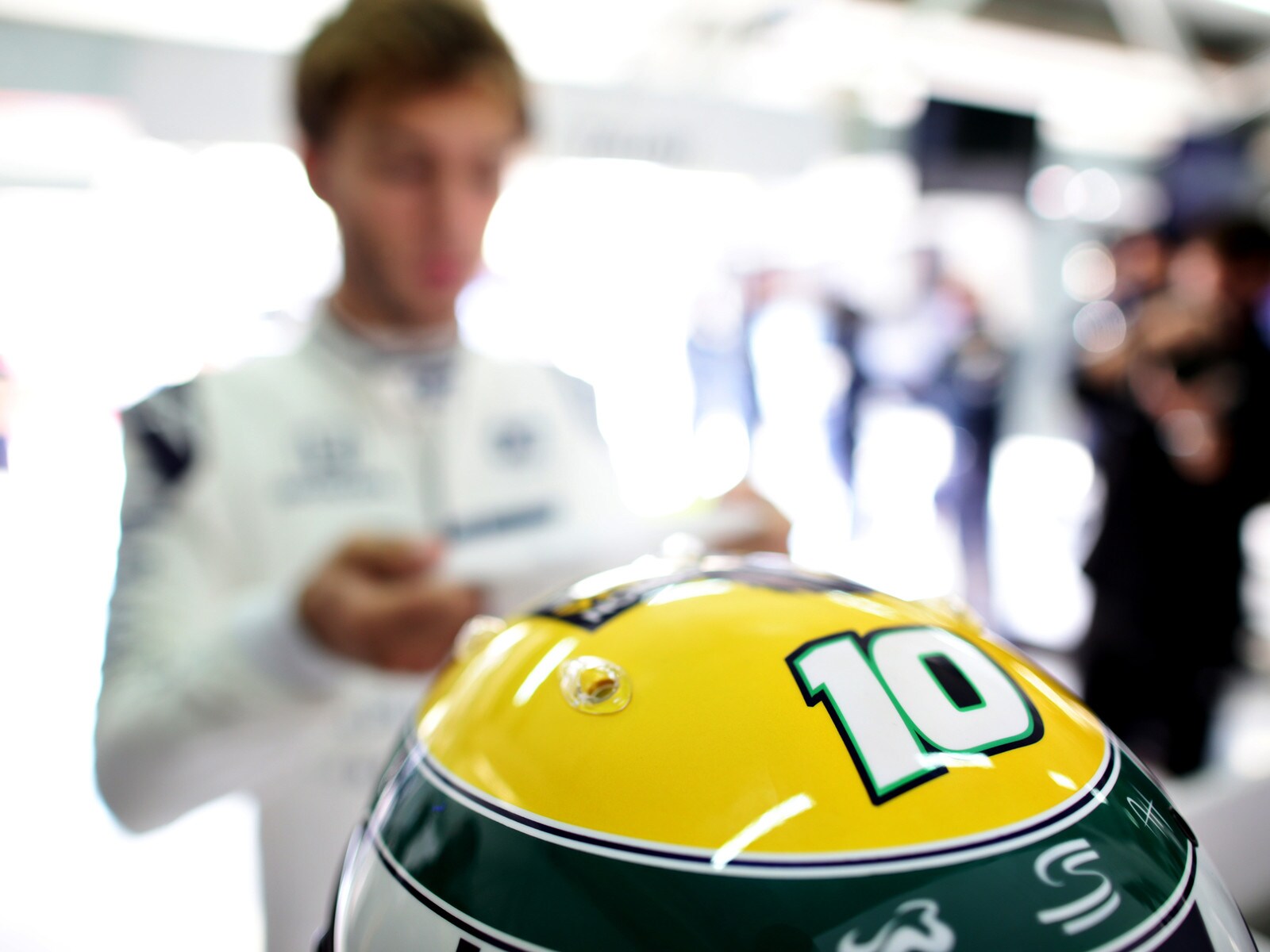 F1, Gasly dona il casco di Imola alla fondazione di Ayrton Senna