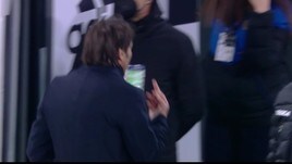 Conte, il gestaccio verso la tribuna durante Juve-Inter