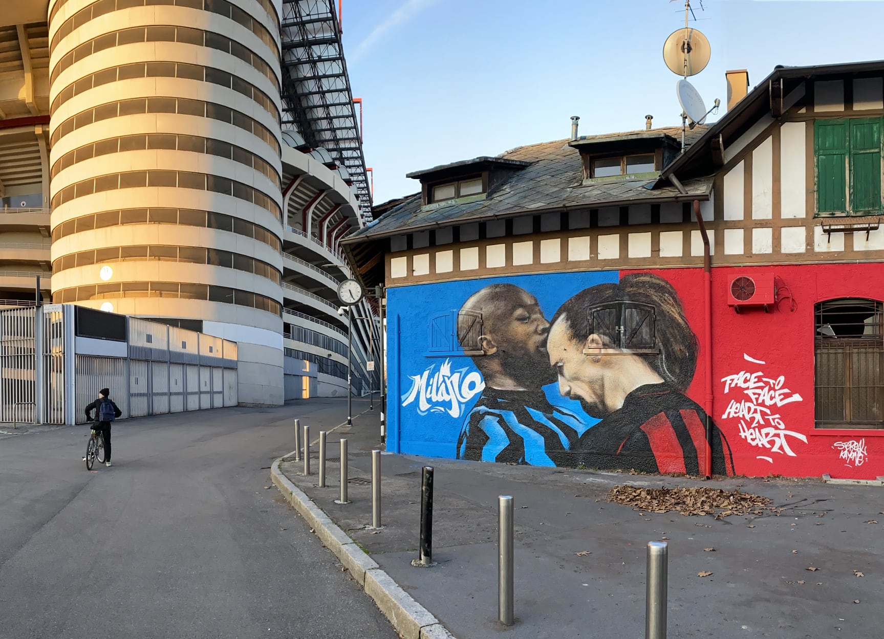 Milan-Inter, a San Siro murales con Lukaku e Ibra