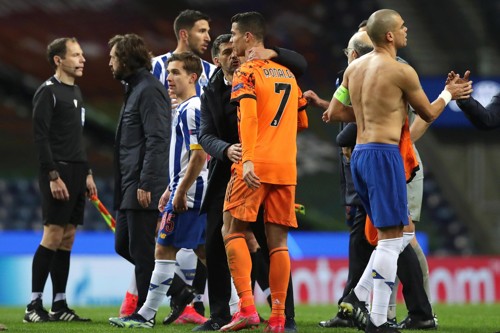 Cristiano Ronaldo furioso con l'arbitro: rabbia a fine partita