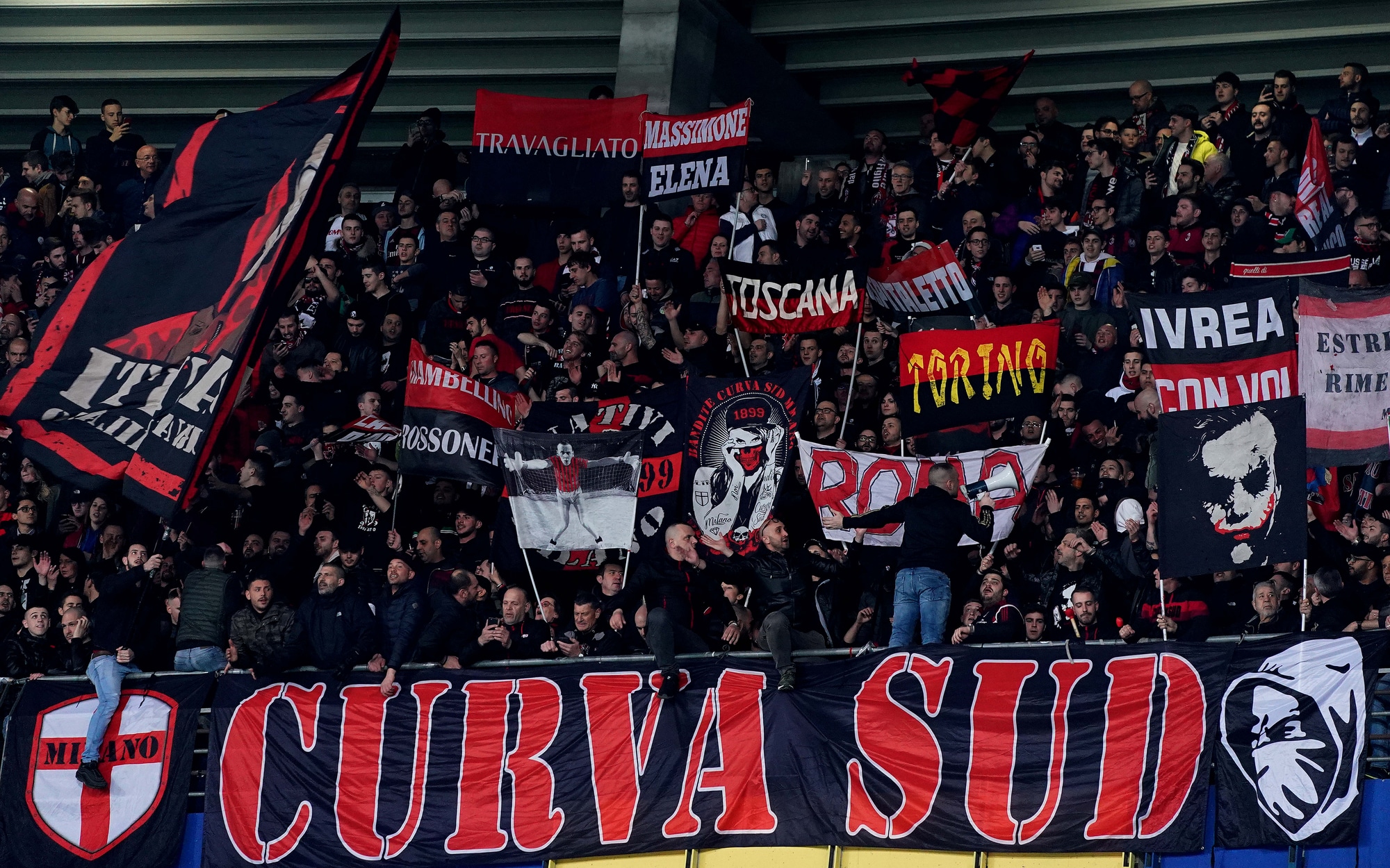 Milan, la carica della Curva Sud a Milanello: “Il derby si vince“