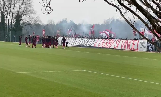 Milan, centinaia di tifosi incitano la squadra per il derby