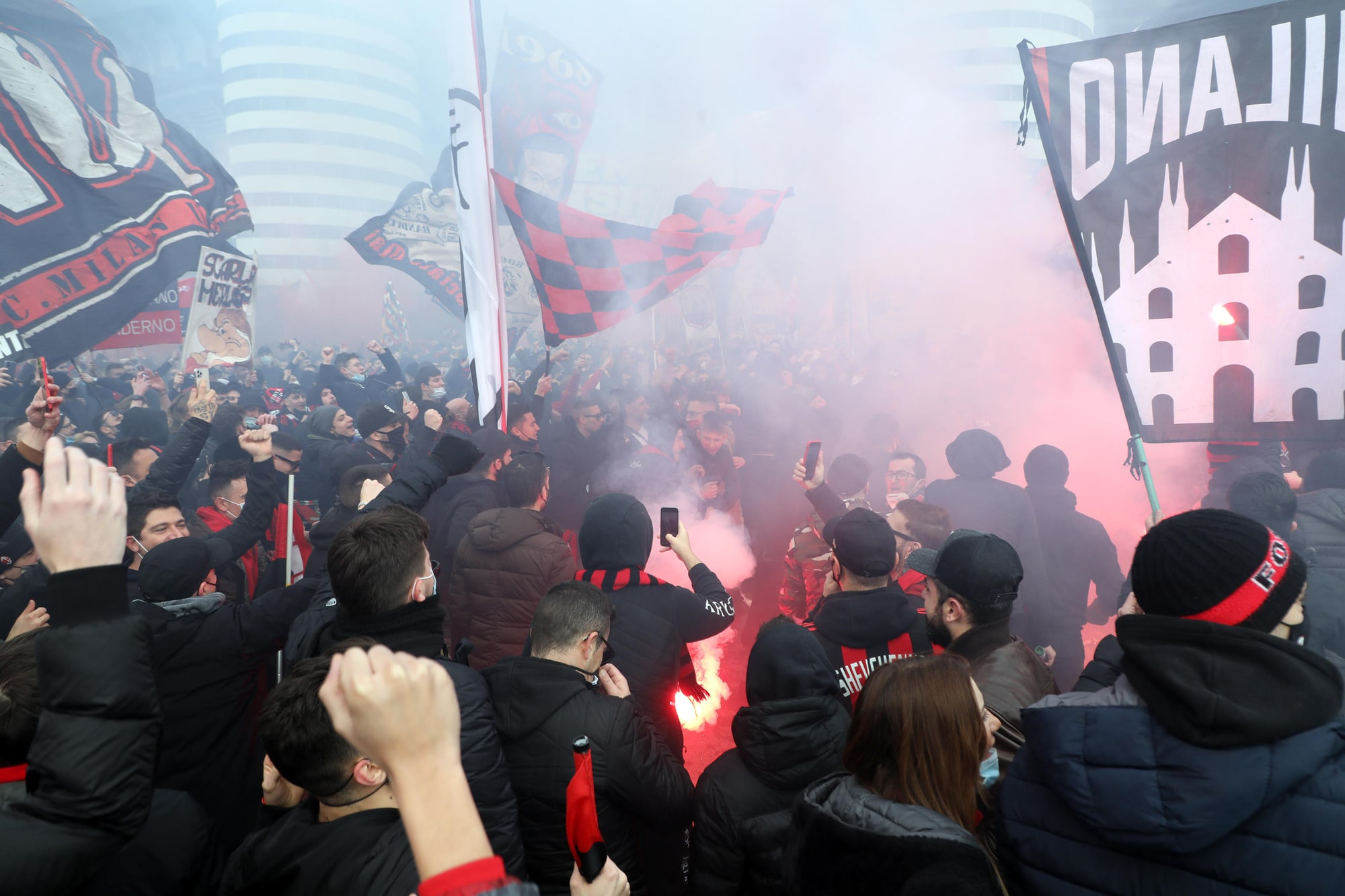 Derby Milan-Inter, migliaia di tifosi fuori San Siro