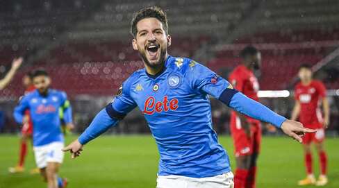 Europa League, il Napoli pareggia con l'Az Alkmaar: non basta Mertens