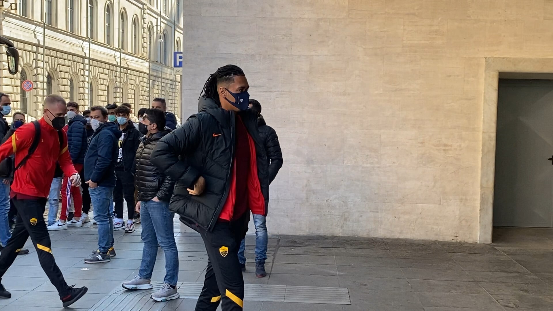 Roma in partenza per Firenze: c’è Smalling. Presente anche Lombardo