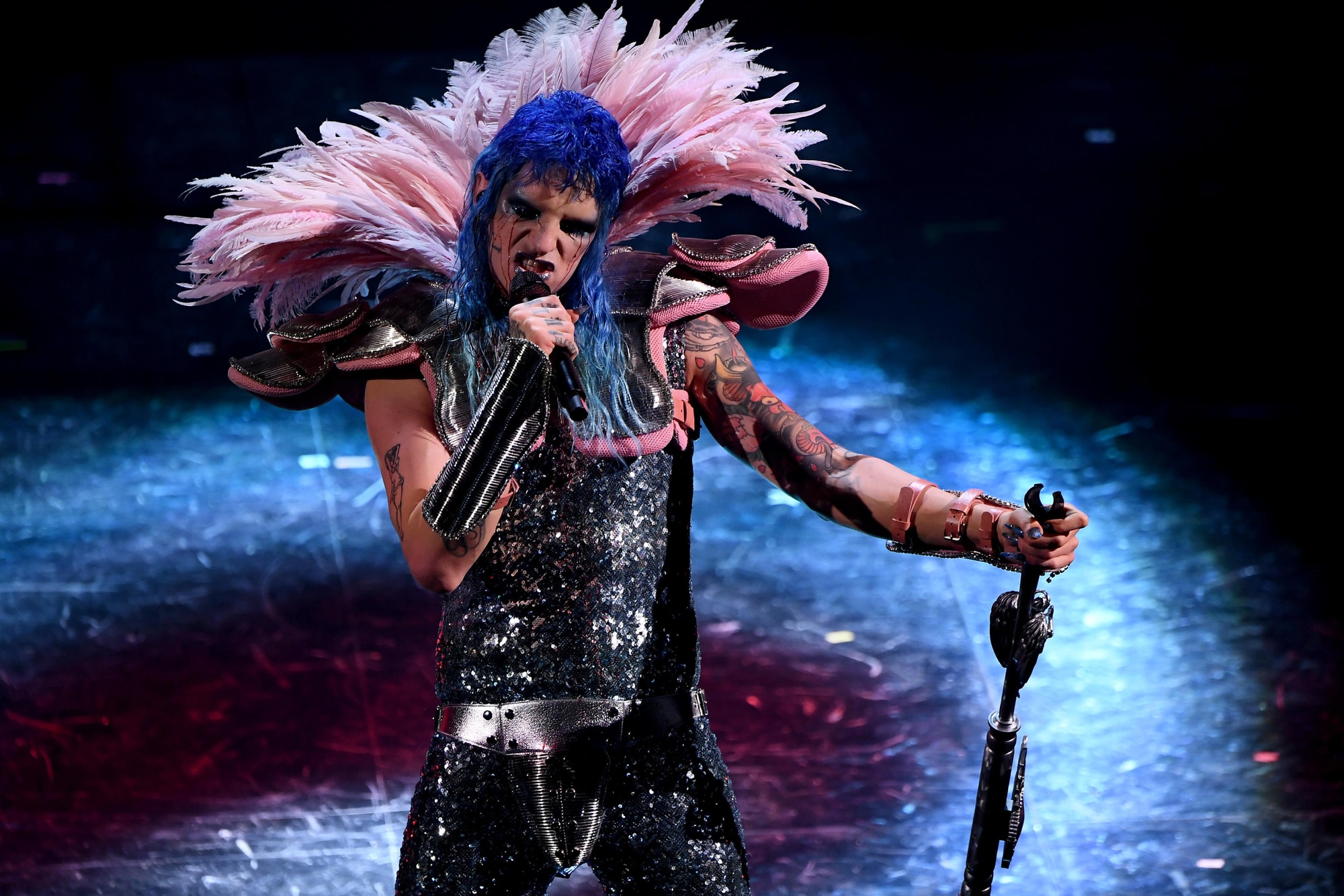 Achille Lauro a Sanremo, lacrime di sangue e piume rosa