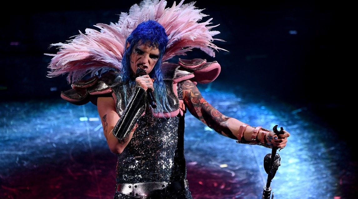 Achille Lauro a Sanremo, lacrime di sangue e piume rosa