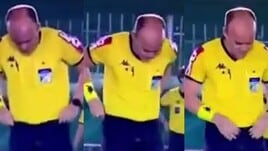 Assurdo in Brasile, l'arbitro sembra non poterla trattenere più...
