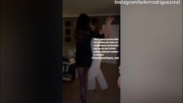 Belen balla con la sorella e scrive: "Alla faccia del Covid"