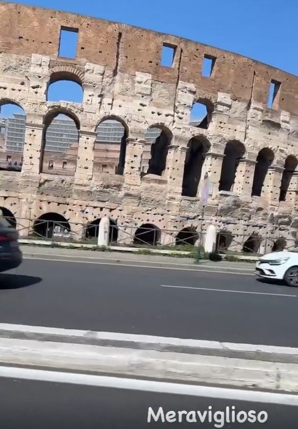 Christian Vieri elogia il Colosseo, ma la canzone è per Napoli...