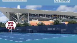 Jannik Sinner gioca a tiro a bersaglio con i suoi allenatori!