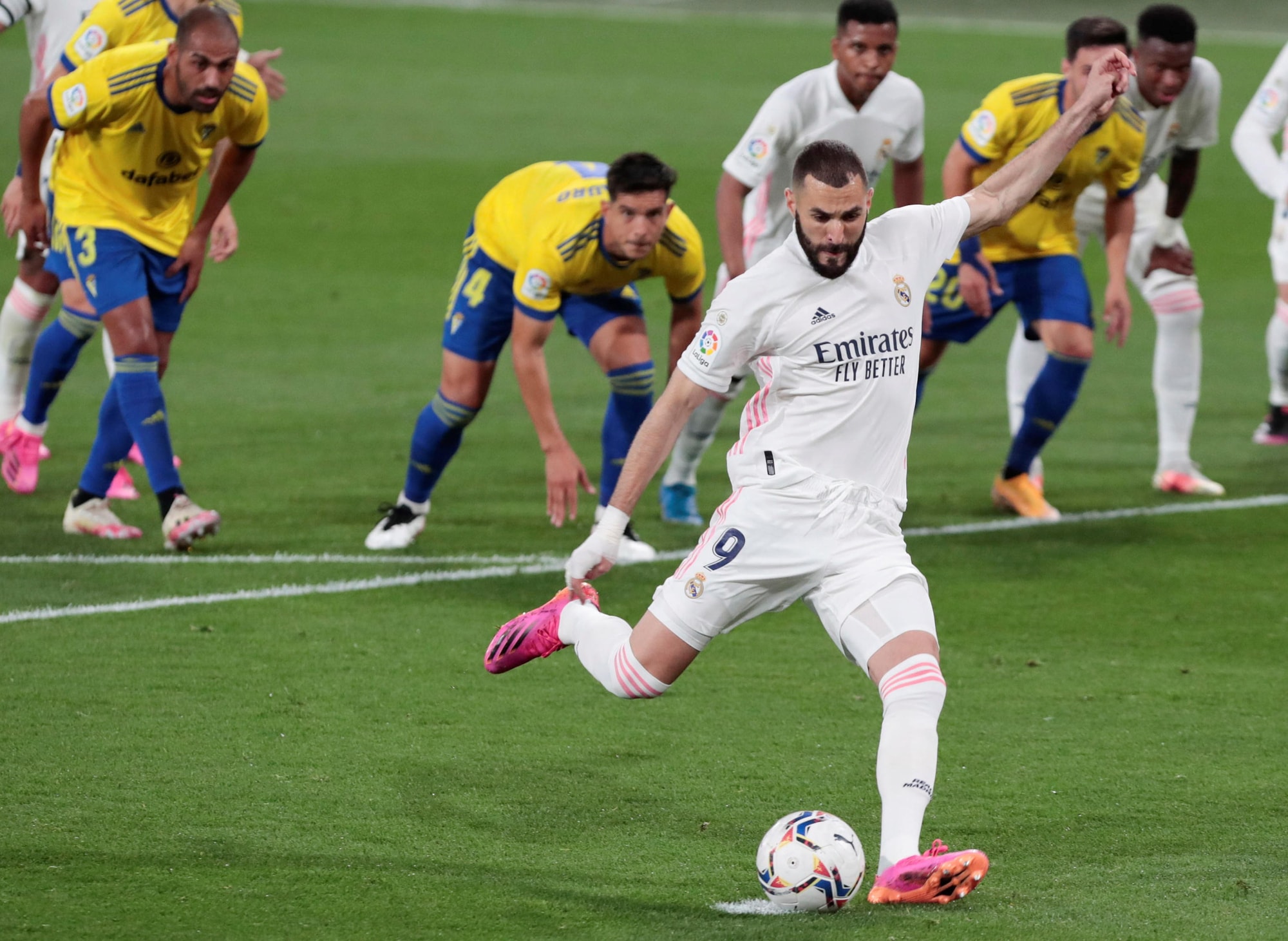 Benzema riporta il Real Madrid in vetta