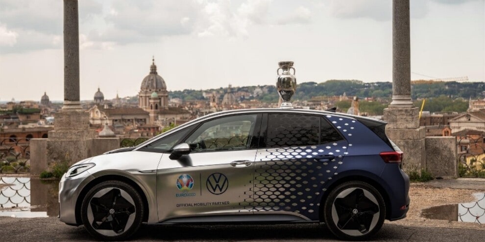 Trophy Tour EURO 2020 al via da Roma su una Volkswagen ID.3