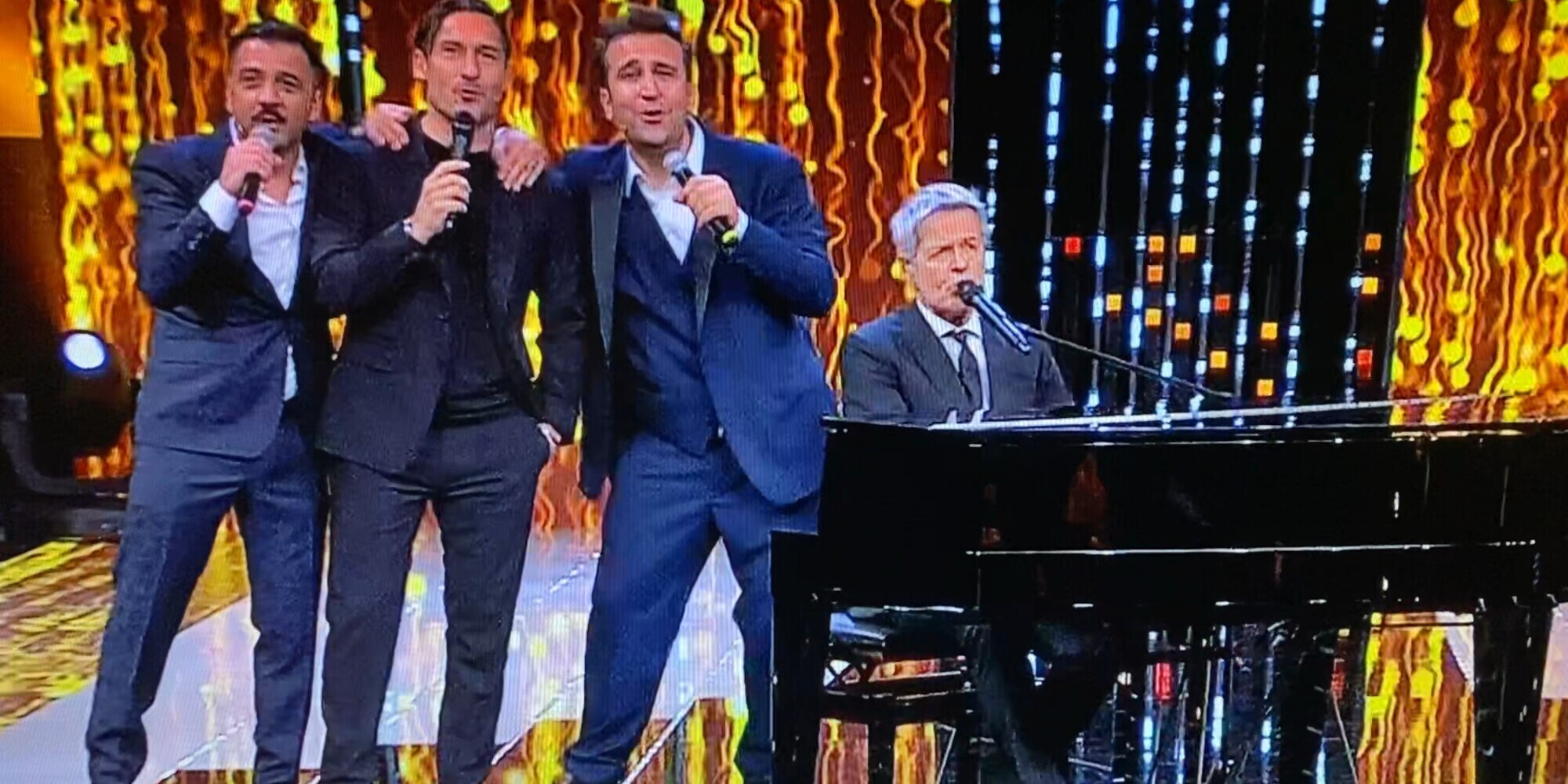 Totti show da Pio e Amedeo canta "Questo piccolo grande amore" con