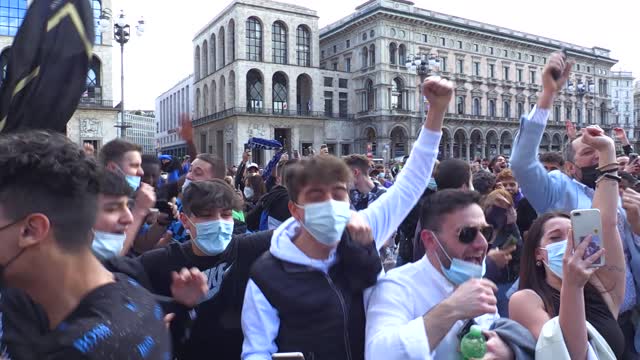 Inter, piazza Duomo esplode al fischio finale