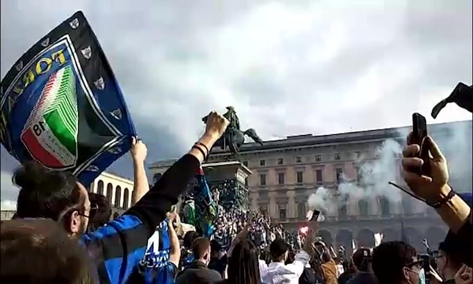 Inter, la festa dei tifosi nerazzurri in Duomo