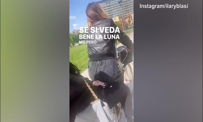 Ilary Blasi mascherata in giro per Milano con la bici