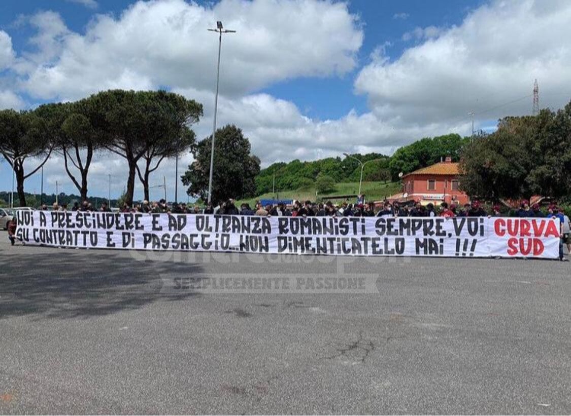 Roma, la Curva Sud a Trigoria: confronto diretto con i giocatori: “Voi romanisti per contratto”