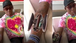 Dennis Rodman fa 60: il braccio da cyborg per i sigari è leggenda!