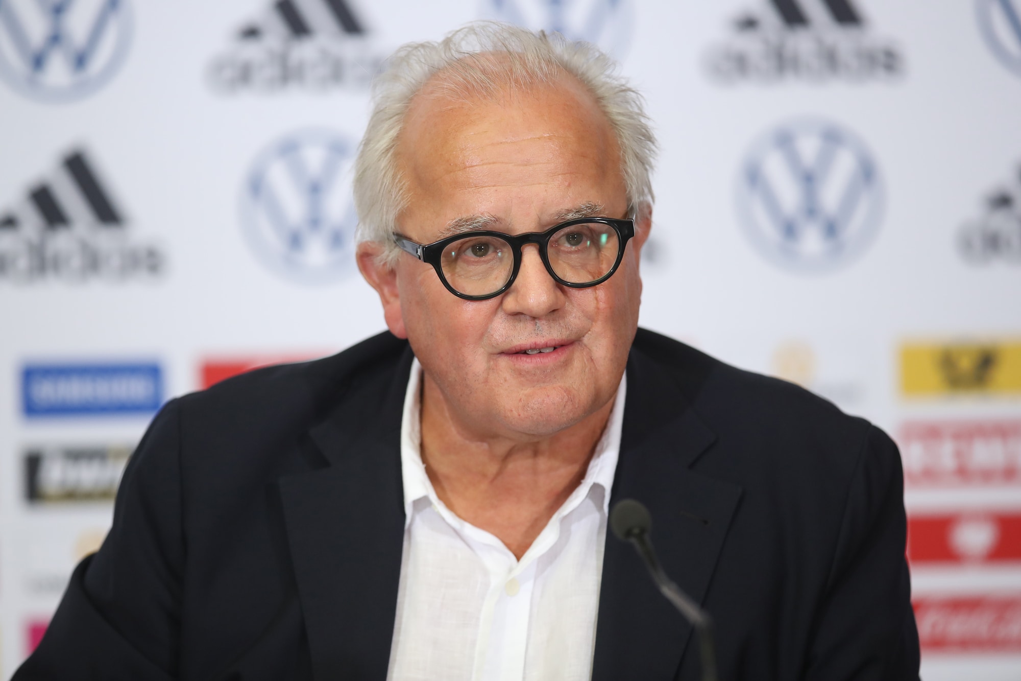Il presidente della federcalcio tedesca lascia: definì nazista un suo vice