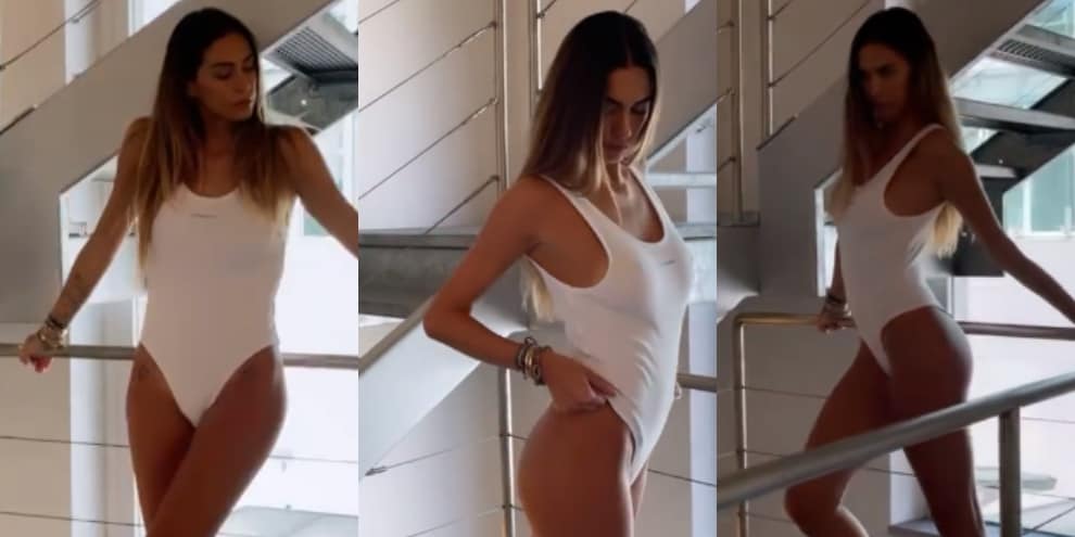 Melissa Satta e il costume total white: le trasparenze infiammano il web