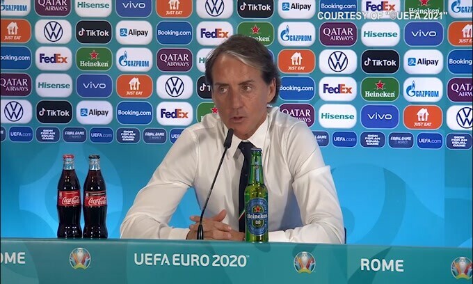 Mancini se la ride: "Noi favoriti? Ne mancano ancora sei.."