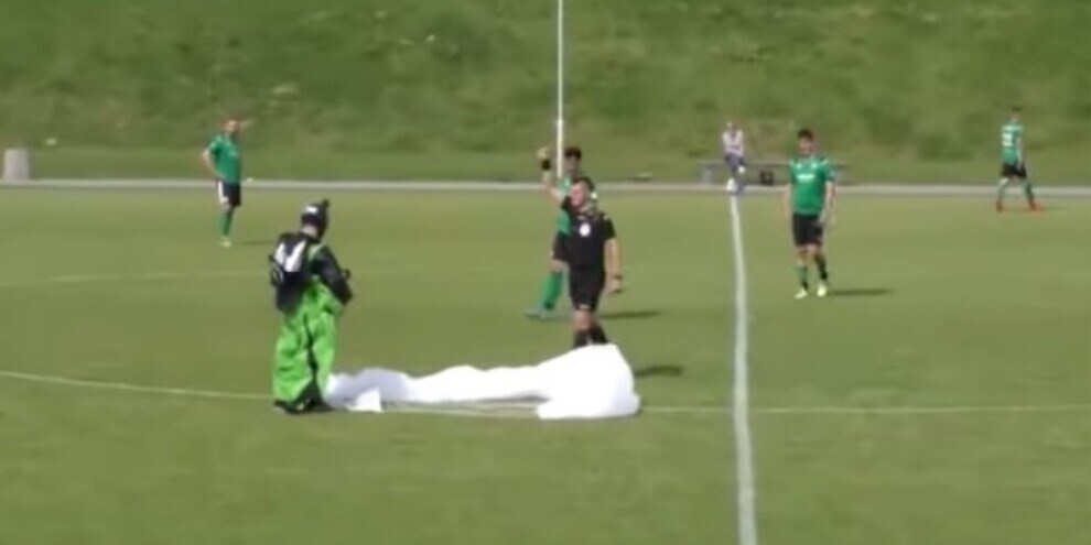 Polonia, paracadutista atterra in campo: ammonito dall'arbitro