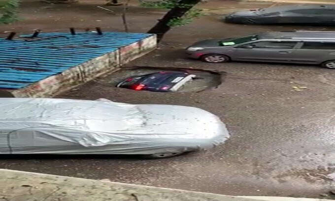Voragine risucchia un'auto in India: il video