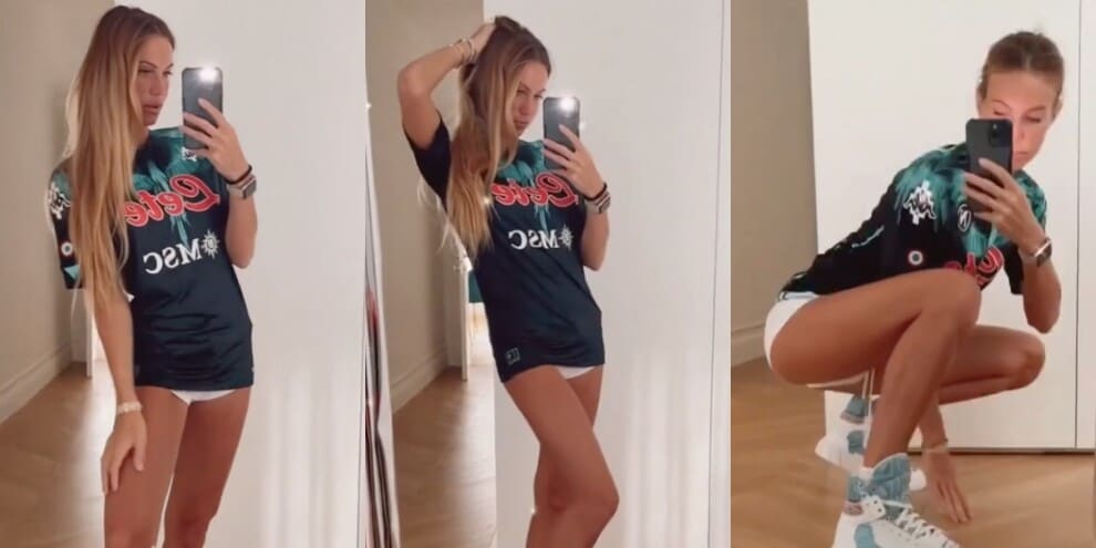 Taylor Mega in culotte e con la maglia del Napoli