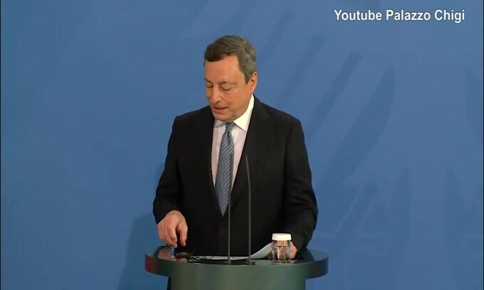 Draghi: "Non si giochi in Paesi dove i contagi crescono rapidamente"