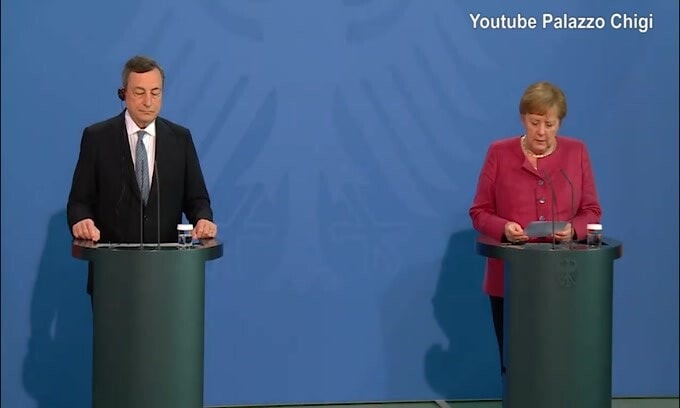 Merkel: "Nessun problema con Draghi tranne sul calcio"