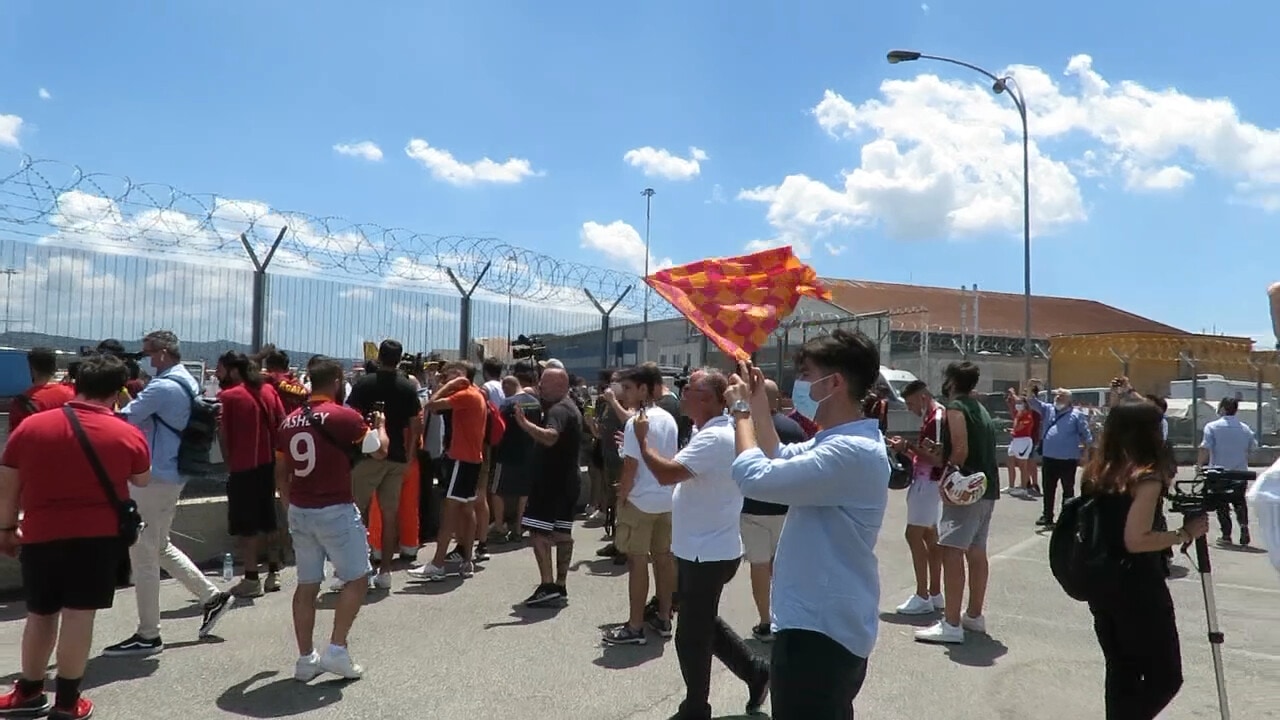 Ciampino, cresce l’attesa per lo abarco di Mourinho: ecco la festa dei tifosi