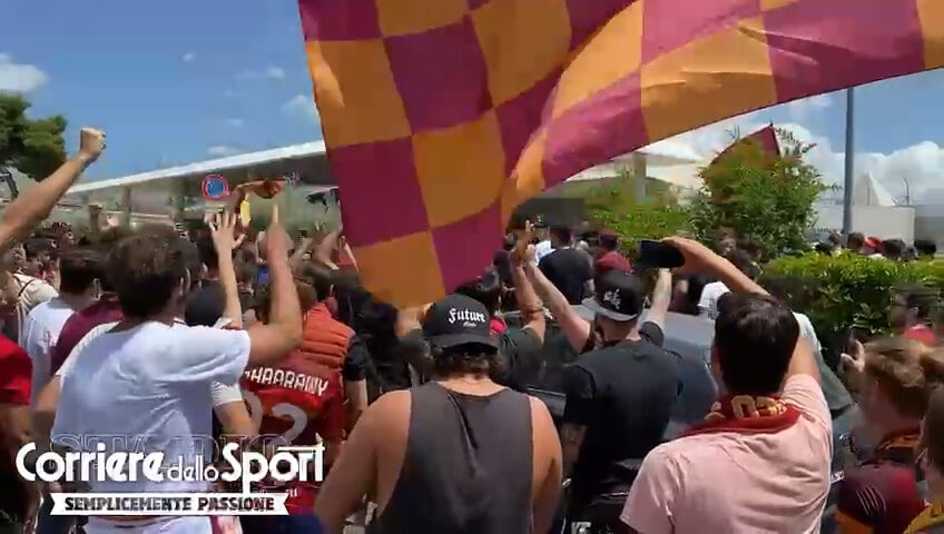 Ciampino, tifosi in delirio per lo sbarco di Mourinho!