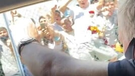 In macchina con Mourinho: saluta i tifosi della Roma e prende la sciarpa!