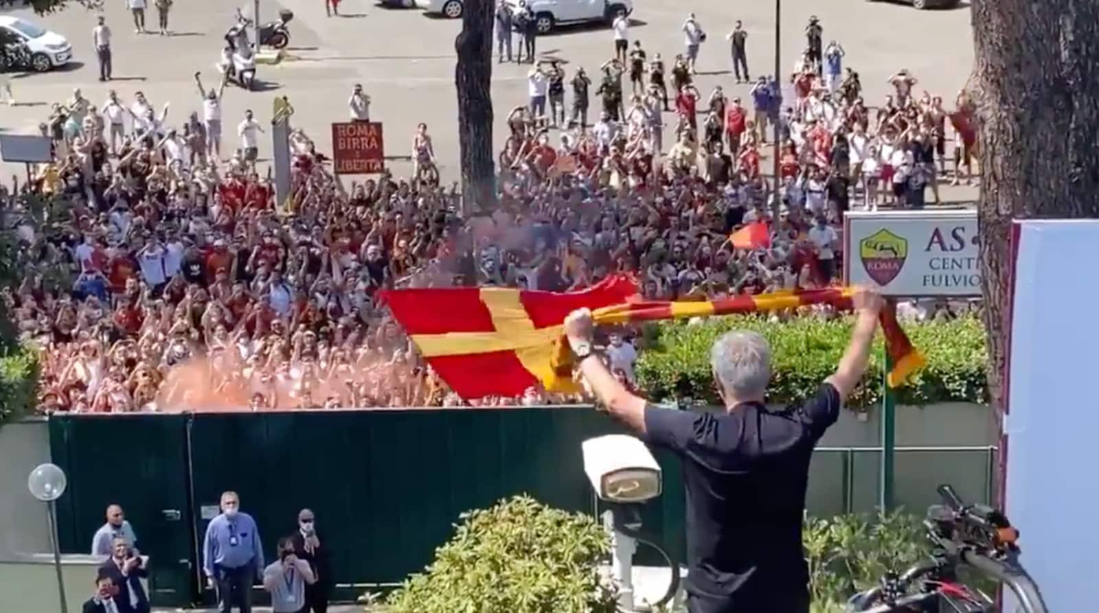 Mourinho, delirio a Roma: tifosi impazziti. Video e foto