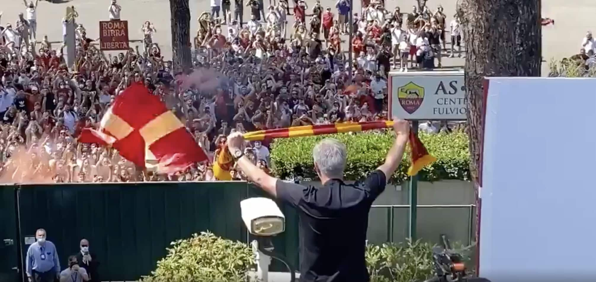 Mourinho saluta i tifosi della Roma a Trigoria