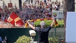 Mourinho saluta i tifosi della Roma a Trigoria