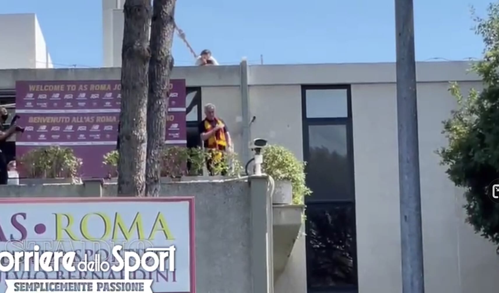 Mourinho, il saluto visto dai tifosi della Roma a Trigoria