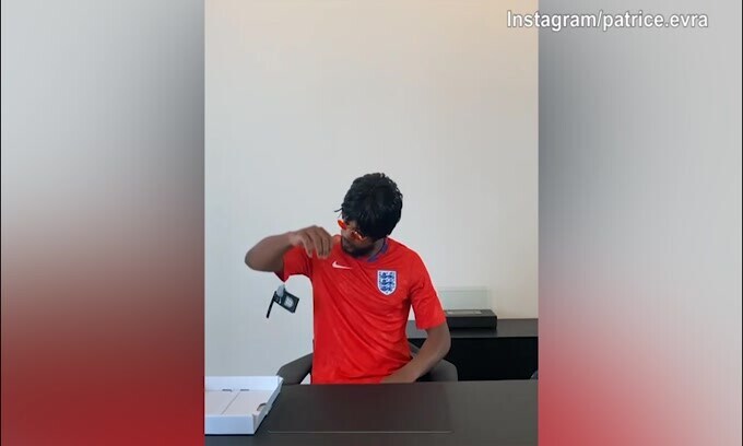Evra prende in giro gli inglesi ed esulta con l'Italia