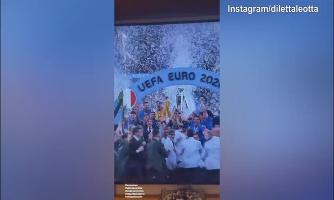 L'Italia alza la Coppa: Diletta Leotta festeggia insieme ad amici