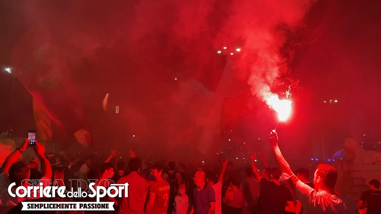 Delirio a Piazza del Popolo: la Curva Sud festeggia i 94 anni della Roma!